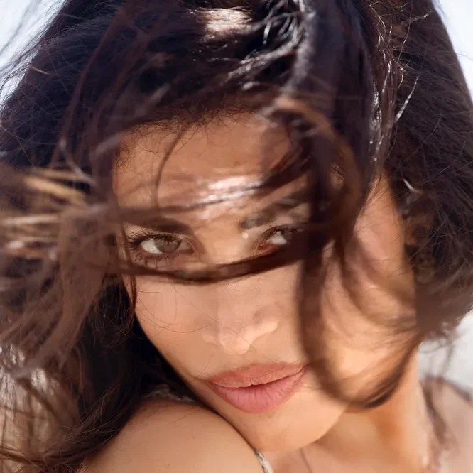 Ana Cloch Lanza su Nuevo Sencillo «Si el río suena» y Es Pura&nbsp;Magia