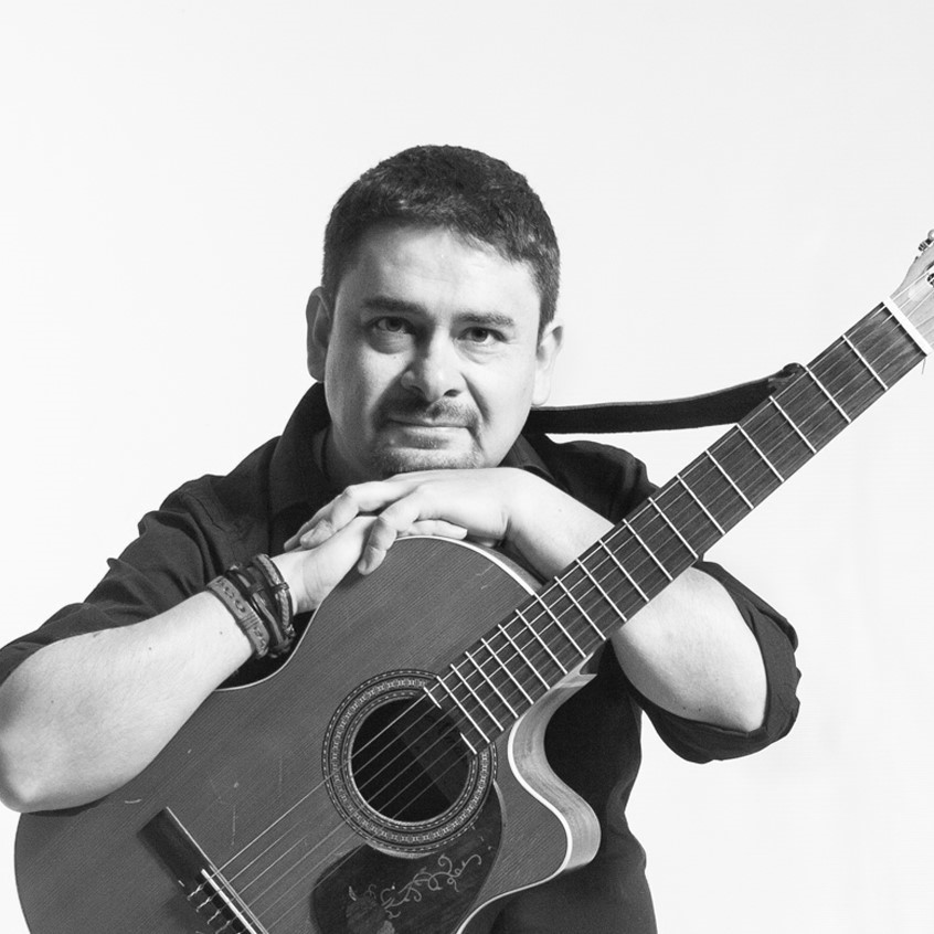 Vicencio Navarro Lanza «Los Restos de un Barco» con Tata&nbsp;Barahona