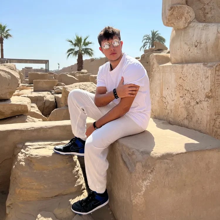 Gonzalo Sarfatti Enciende la Escena Musical con «QUE SE APAGUE LA&nbsp;LUZ»