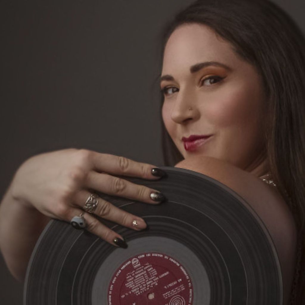 Nella Zola Nos Sorprende con «El Fuego Ya No&nbsp;Quema»