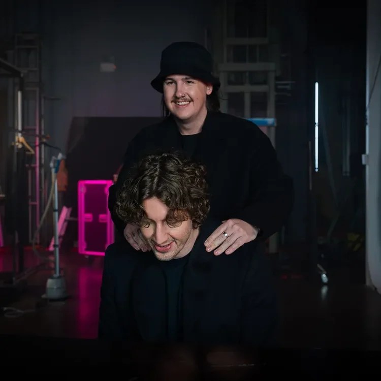 ¡CYRIL y Dean Lewis te llevan a las nubes con «Fall At Your&nbsp;Feet»!