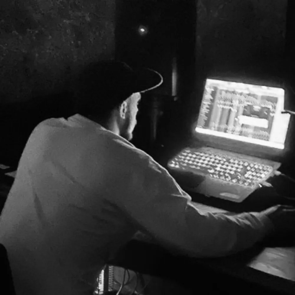 ¡Leslie Baker nos trae un nuevo temazo con «It Got My Ass Happy»!&nbsp;🎤🔥