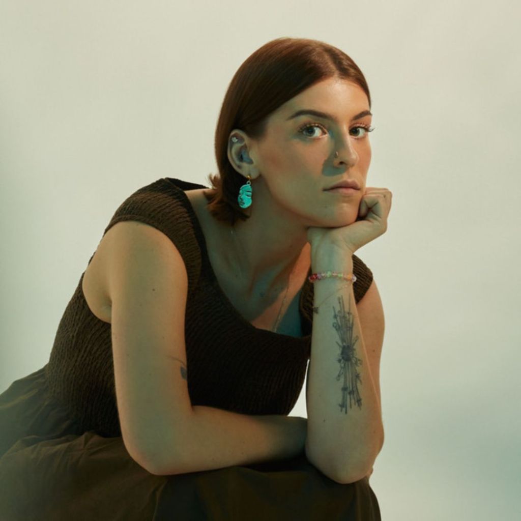 Elishéva nos lleva de viaje con su nuevo sencillo «Flash Tattoo&nbsp;<3»
