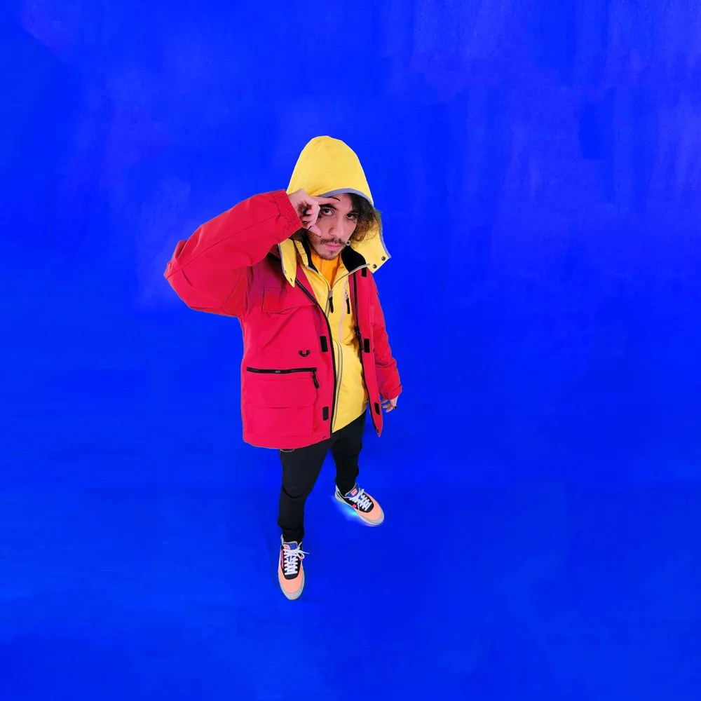 Auggie Velarde lanza «Felices los 3»: un viaje sonoro entre el pop y el&nbsp;trap