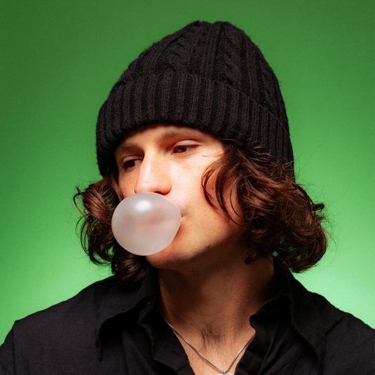 CADE desarma corazones con “Love To Be Let Down”: Trap emocional que vibra&nbsp;alto