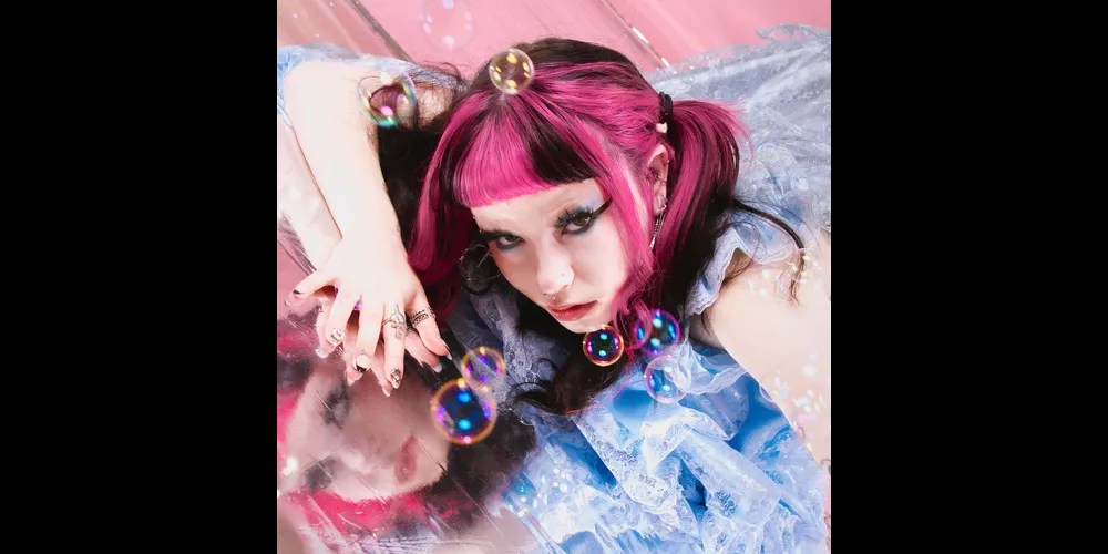 MARiMARi lanza “Me & The Mirror”: pop adictivo para almas intensas y corazones&nbsp;delineados