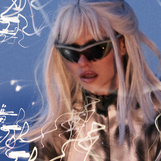 Alis Vibe apuesta por la confianza y el pop veraniego en “at least i’m&nbsp;HOT”